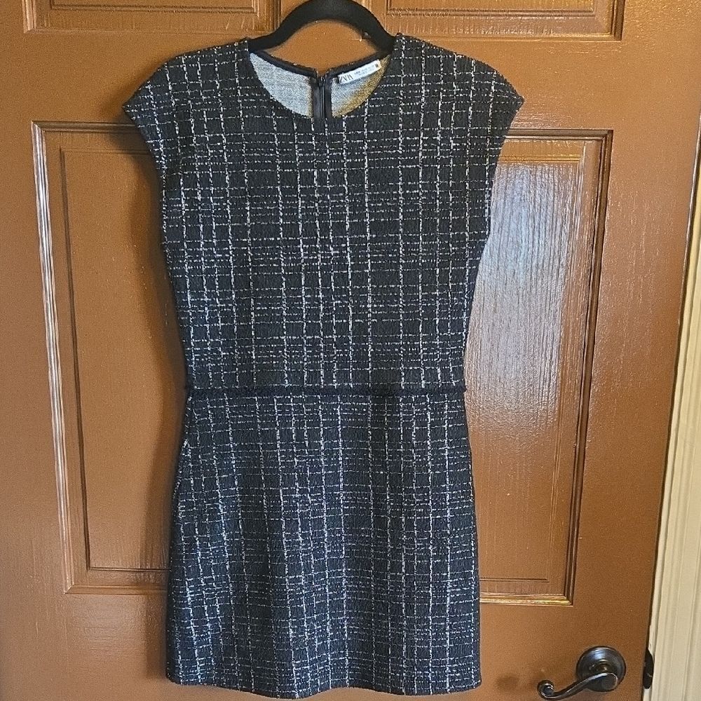 Zara-Blk/white textured short sleeved stretchy dress with A line skirt Sz M